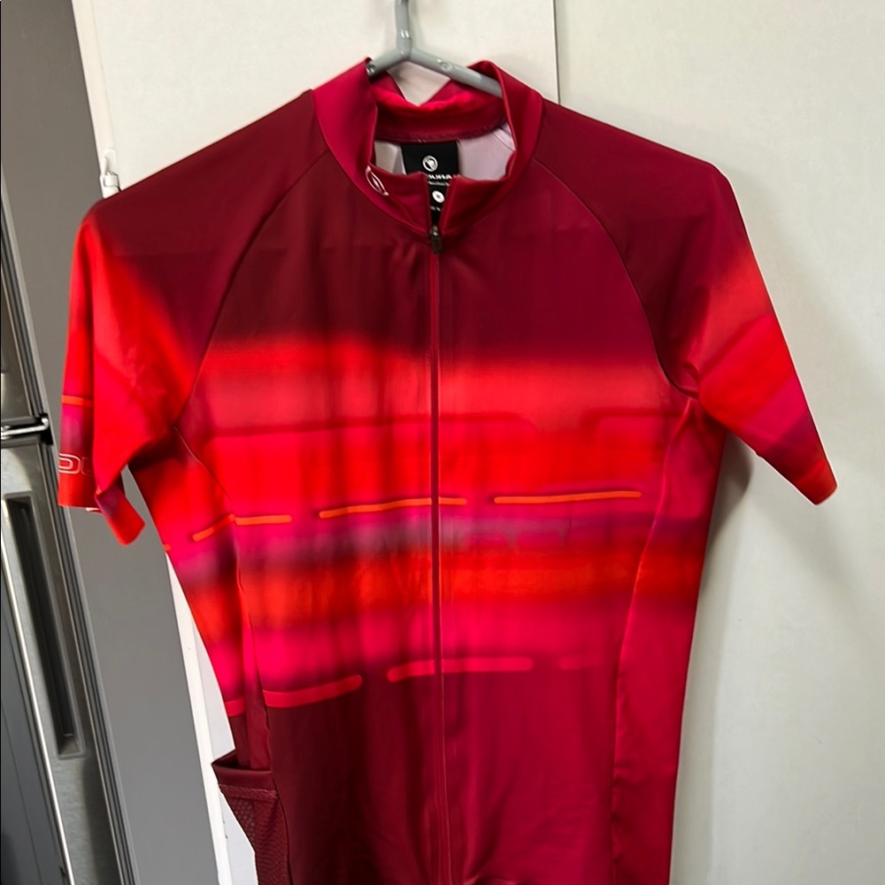 Endura Men Red and Pink Short Sleeve Tee with Gradient Design